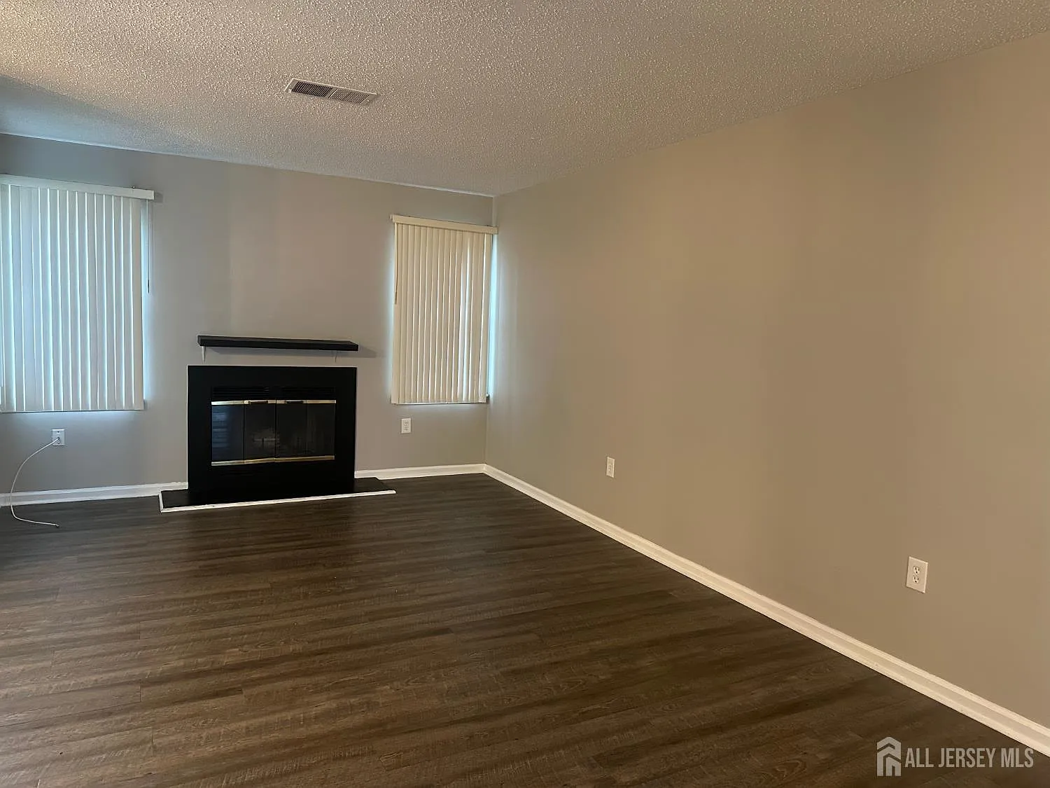 2 bed, 1.0 bath, 908 sqft, $2,200 — Photo 2