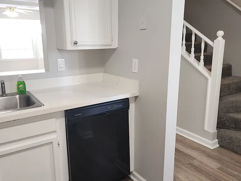 820 Meadow Glen Ave #D — Photo 4