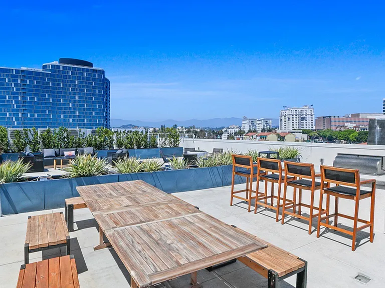 Rooftop Deck with Picnic area, BBQ Grills, 360 Views