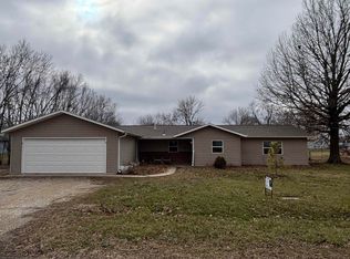 17 N Holiday Ln, Iola, KS 66749