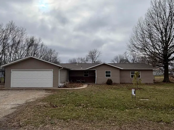 17 N Holiday Ln, Iola, KS 66749