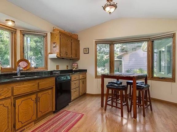 Bright & Spacious Kitchen