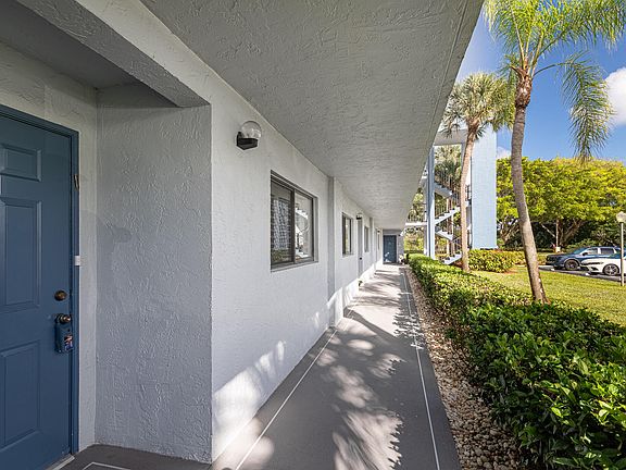 5th image of 15456 Pembridge Drive #111