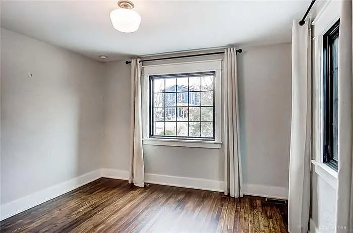327 W Davis St — Photo 37