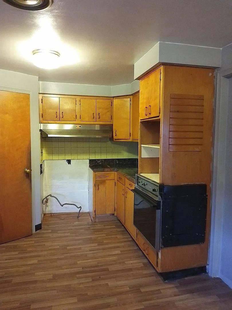 Charming 3BR apartment 1st floor in Buffalo,-142155 — Photo 3