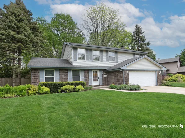 910 Warwick Ln, Libertyville, IL 60048