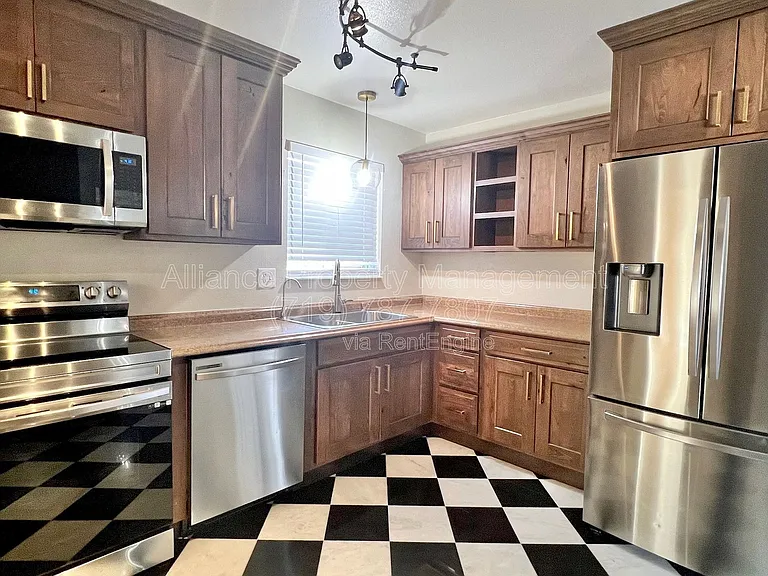 514 Catalina Dr — Photo 9