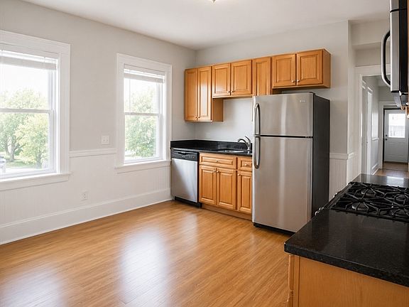 2nd image of 102 Saxton St #3