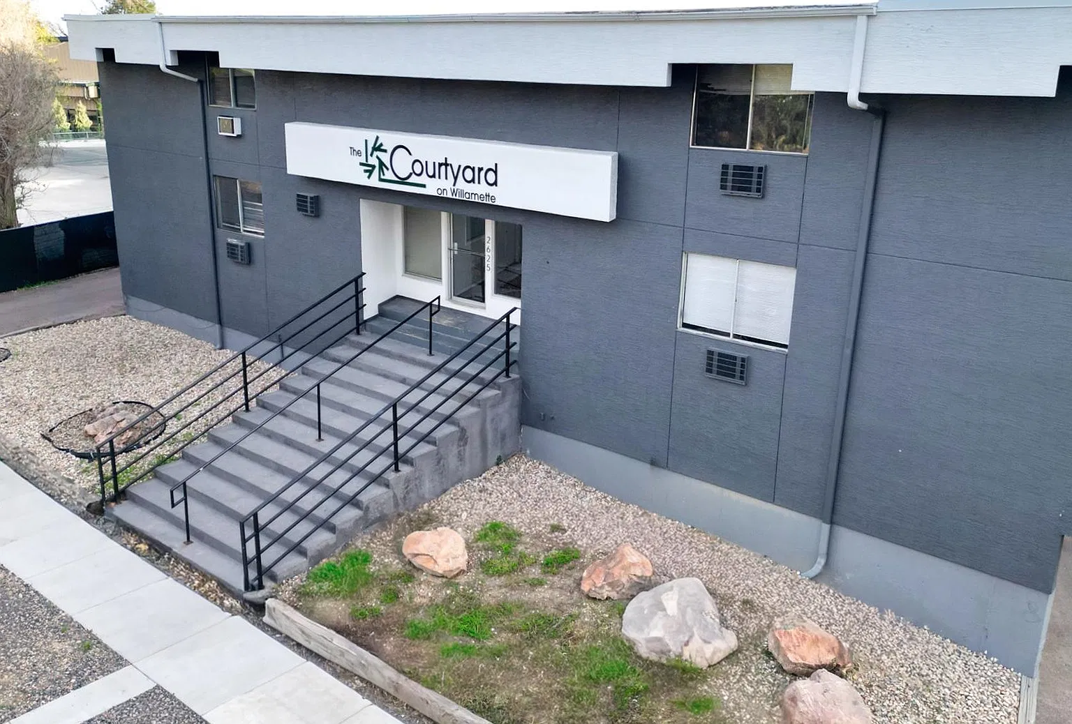 Courtyard — Photo 1
