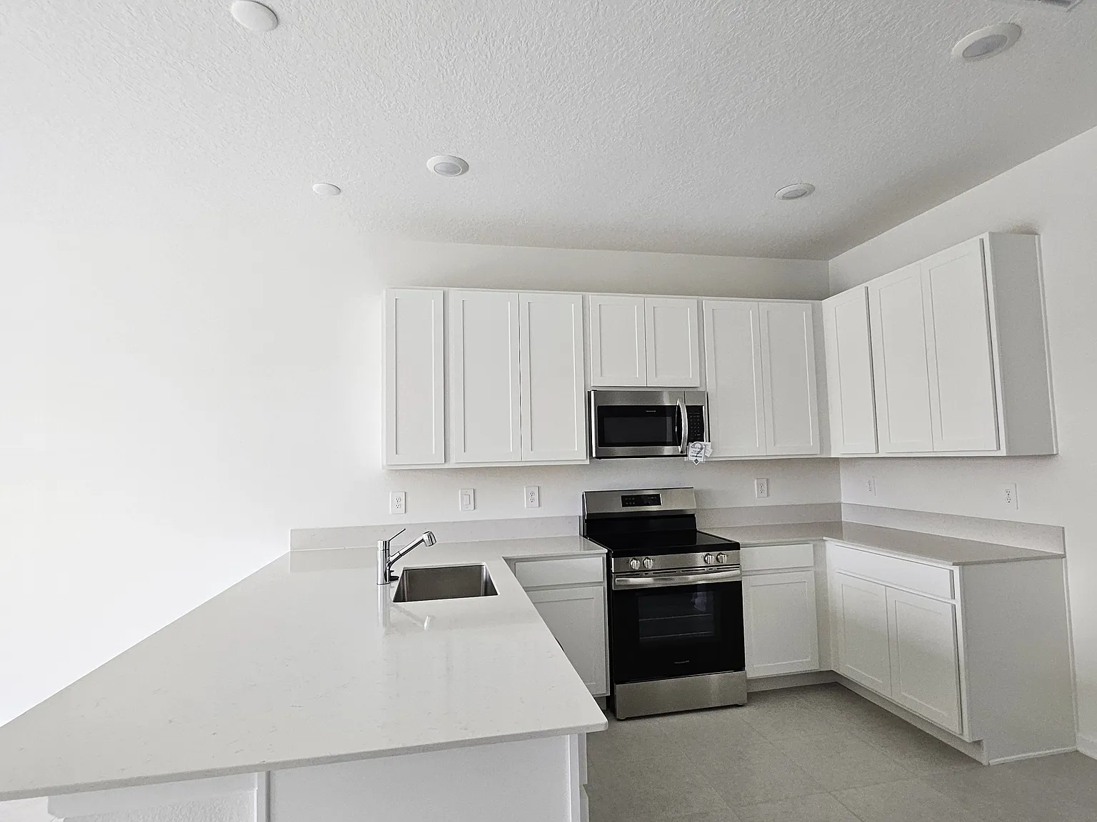 3 bed, 2.5 bath, 1840 sqft, $2,100 — Photo 3