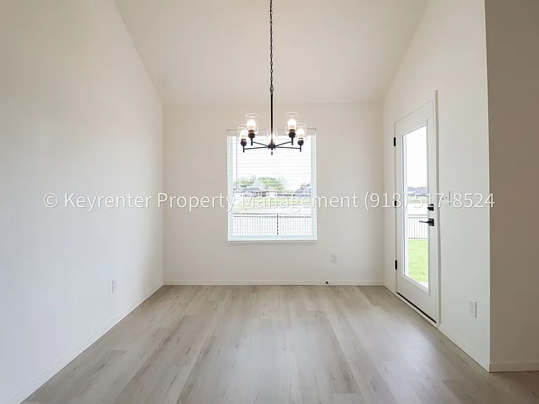 2908 S Redwood Ave — Photo 12