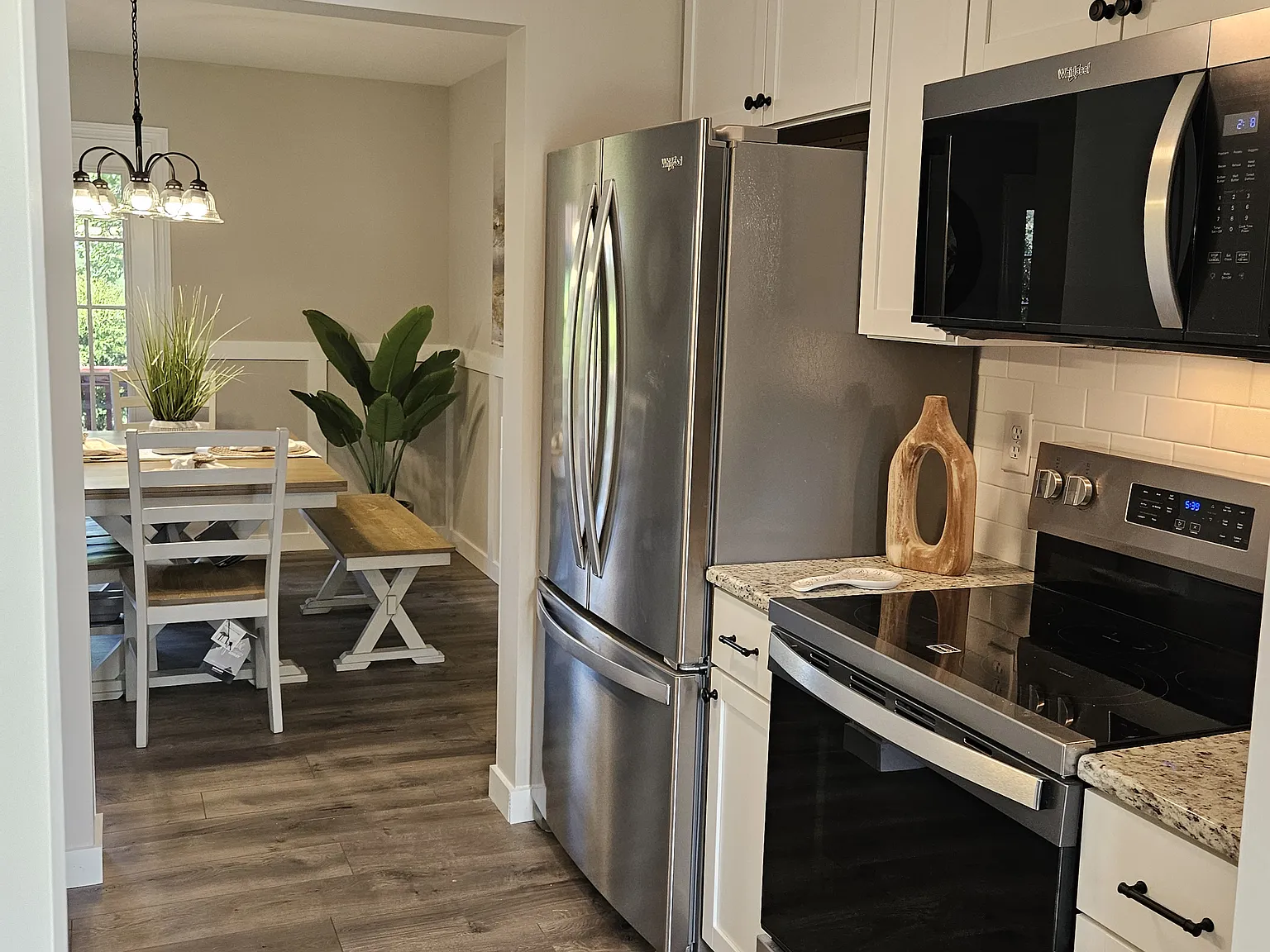 3 bed, 2200 sqft, $2,500 — Photo 2
