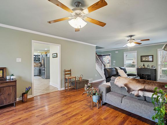 3rd image of 302 Spruce Glen Cv