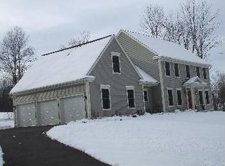 27 Wainscot Ln, Suffield, CT 06078