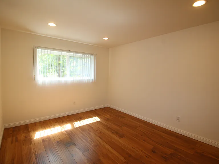 Nordhoff Apartments — Photo 16