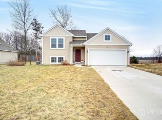 883 Torrie Cir, Norton Shores, MI