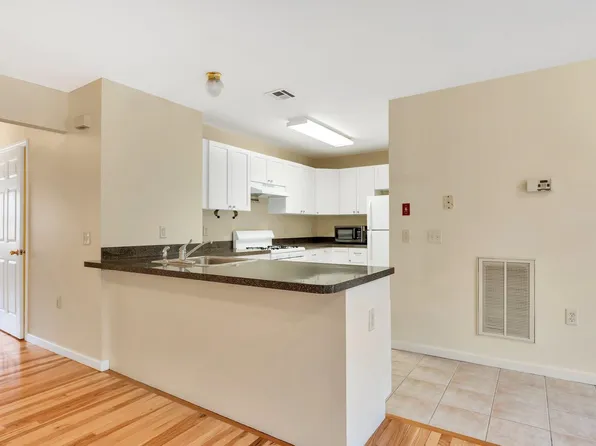 527 A Martin Luther King Jr Drive image 4 of 14