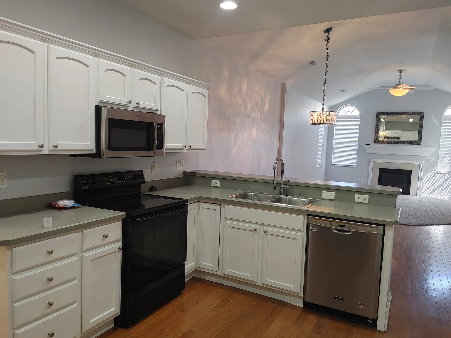 2 bed, 1302 sqft, $1,695 — Photo 3