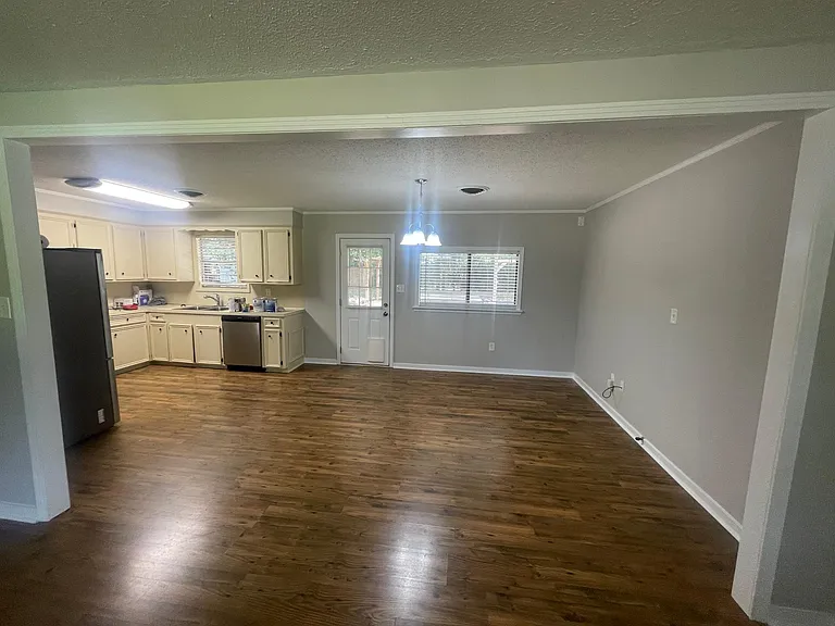 239 Mackey Dr — Photo 2