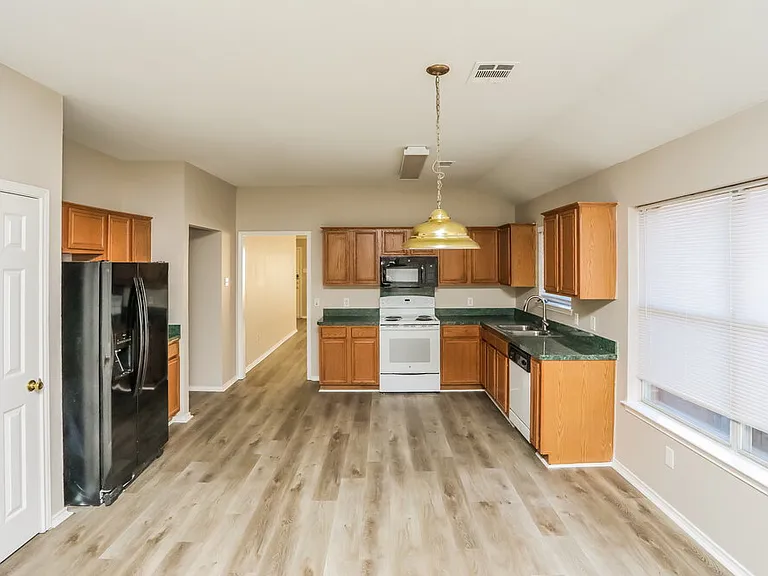 1303 Coronado Ln — Photo 6