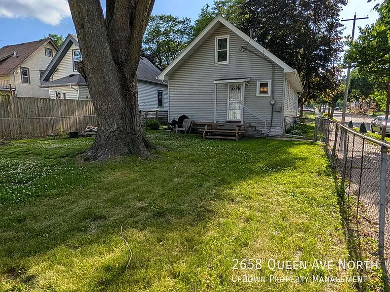 2658 Queen Ave N — Photo 2