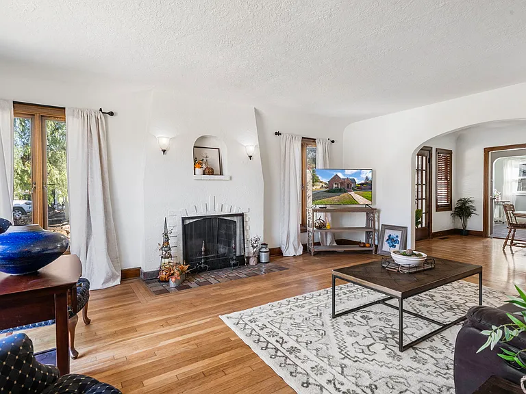 1622 W Harding Way — Photo 6