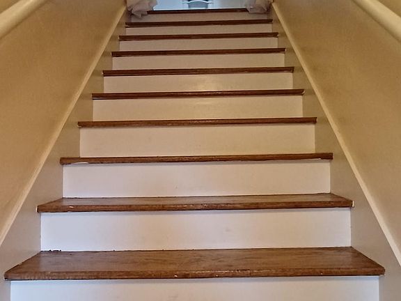 Stairs from front door leading to foyer