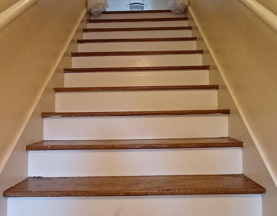 Stairs from front door leading to foyer