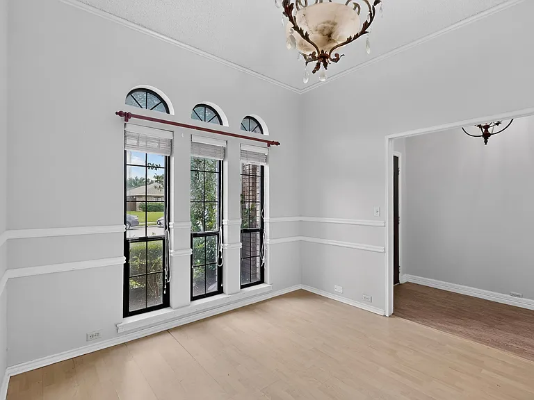1207 Mistywood Ln — Photo 2