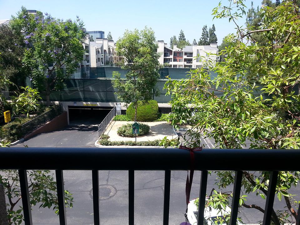 1st image of 5530 Owensmouth Ave APT 205