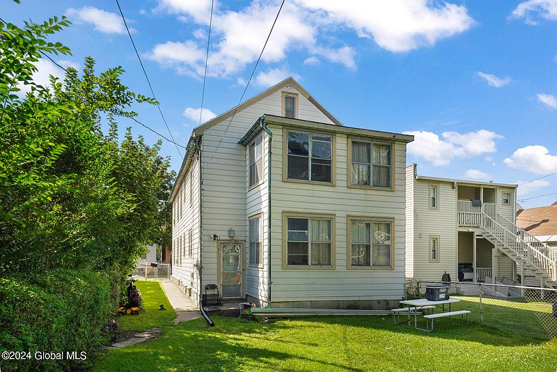 4th image of 2416 4th Avenue