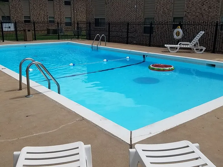 Fox Valley Apartments — Photo 10