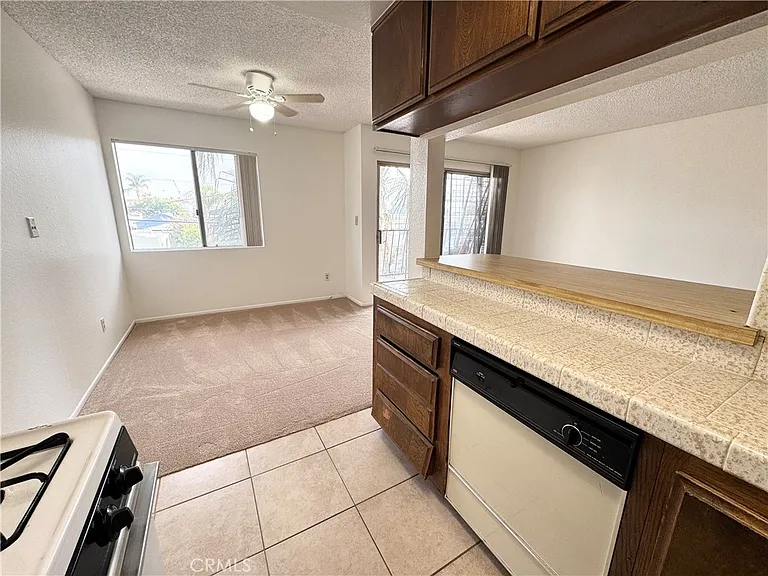 635 W 15th St #13 — Photo 7