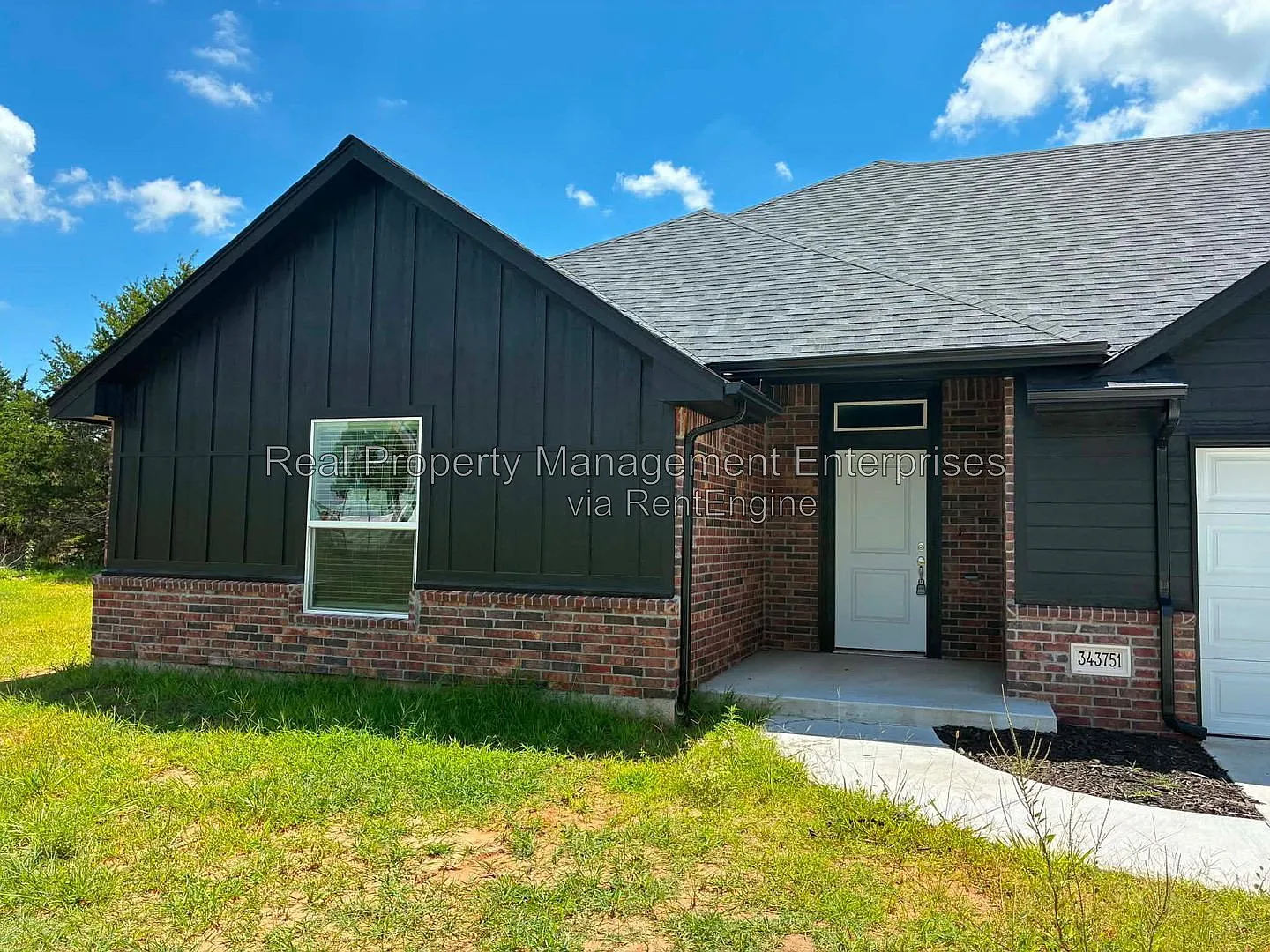 5 bed, 3.0 bath, 1857 sqft, $2,300 — Photo 2