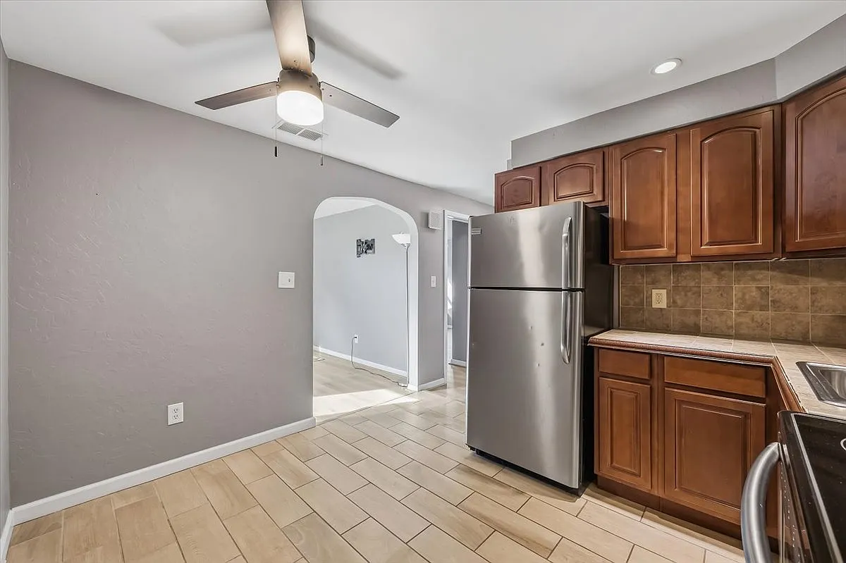 3 bed, 1008 sqft, $2,100 — Photo 4