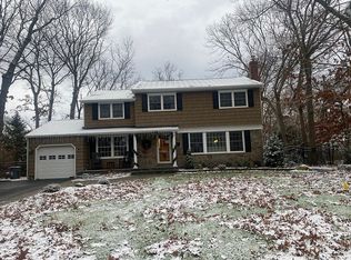 23 Dogwood Dr, Smithtown, NY 11787