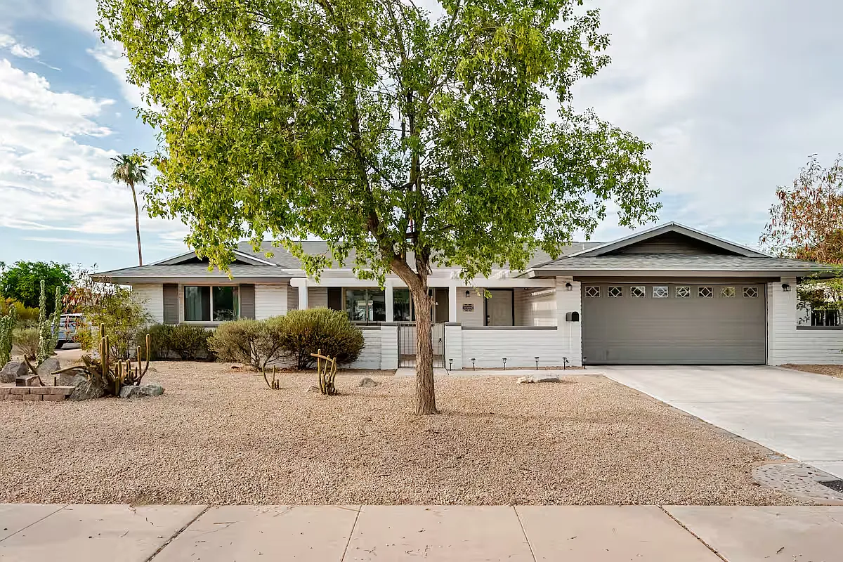 5 bed, 1946 sqft, $3,799 — Photo 2