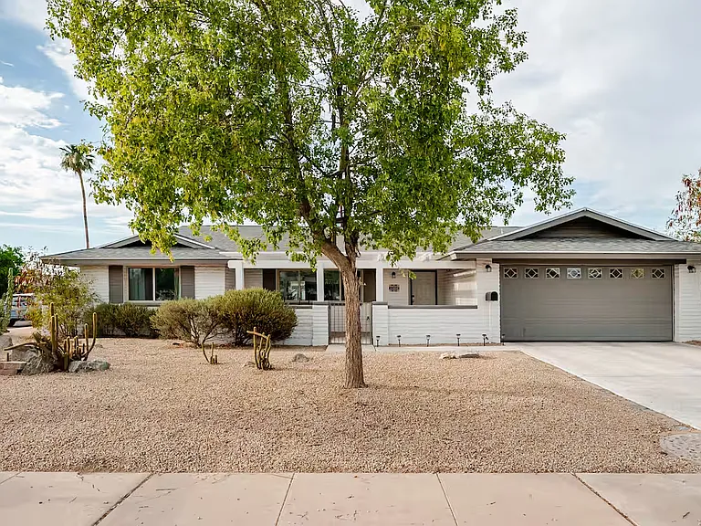 1104 E Campus Dr — Photo 2