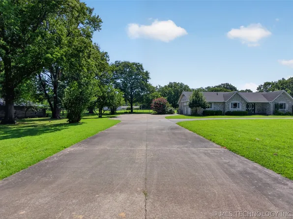 1102 N Delaware St, Chouteau, OK 74337