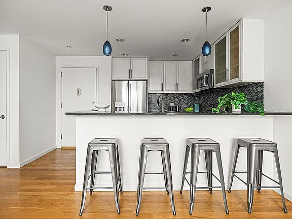 2nd image of 155 15th St APT 4D
