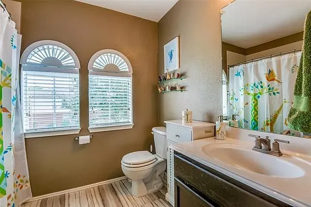 4 bed, 2.5 bath, 2050 sqft, $2,600 — Photo 3