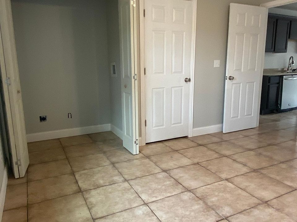 laundry closet with electric dryer & washer hook-ups