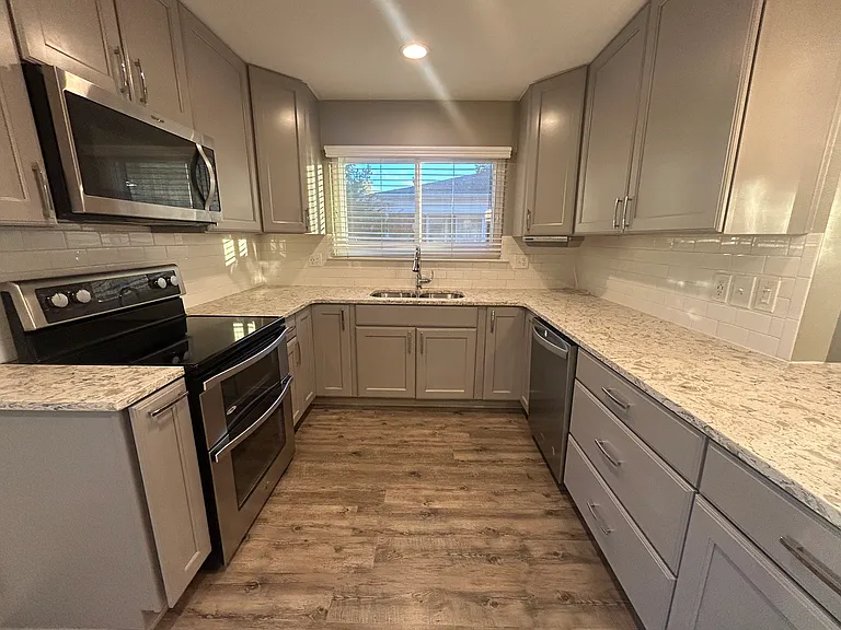 1210 Kenilworth Pl — Photo 7