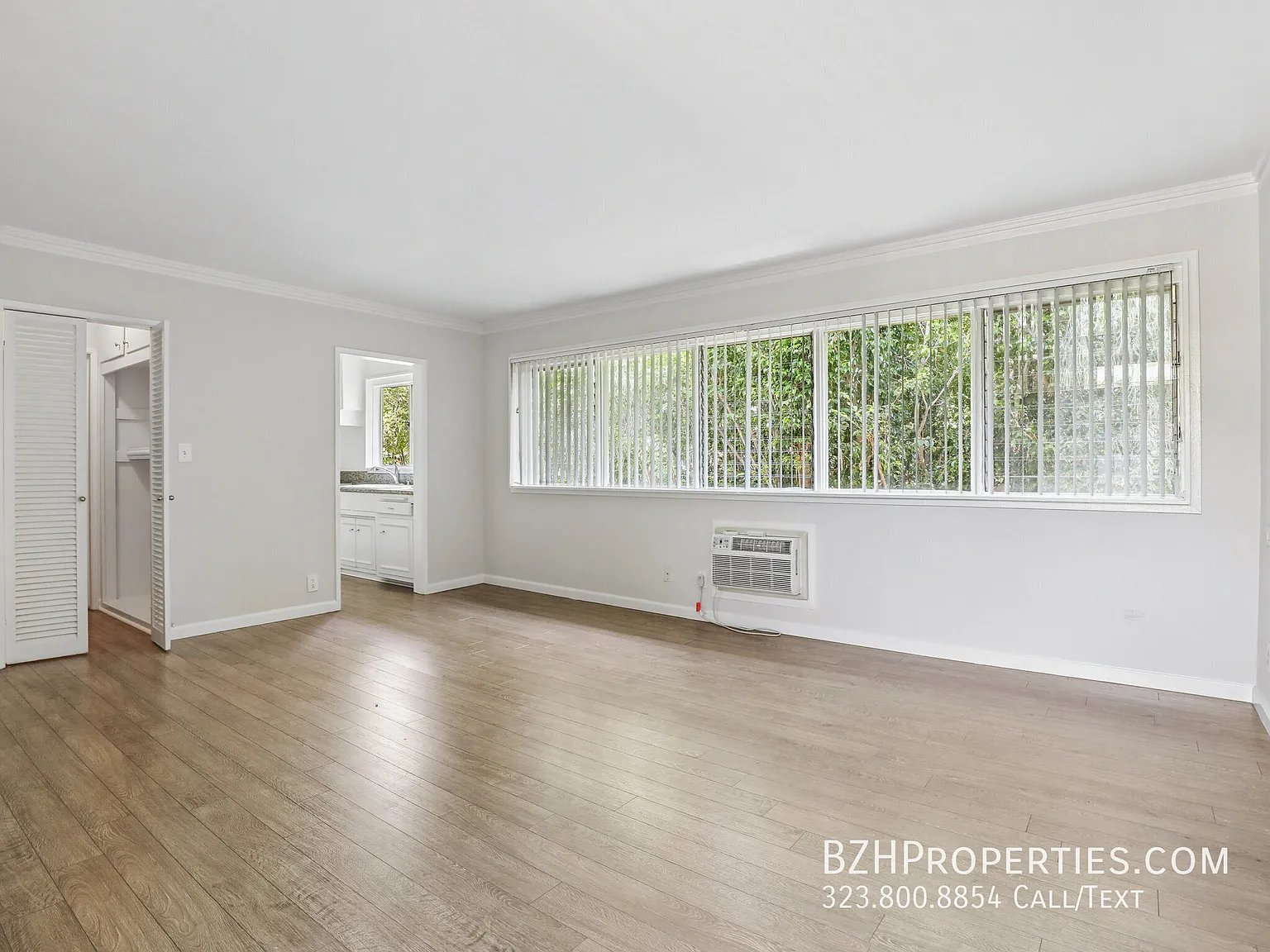 Bright Upper-Level Studio in Prime Hollywood West with Hardwood Floors — Photo 2