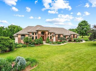 N66W38493 N Woodlake Cir, Oconomowoc, WI 53066