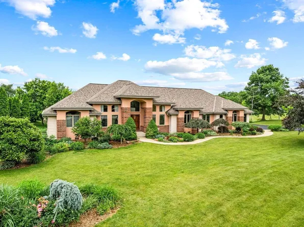 N66W38493 North Woodlake CIRCLE, Oconomowoc, WI 53066