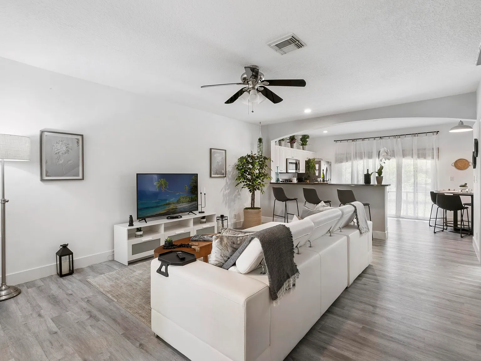 2 bed, 2.5 bath, 1219 sqft, $4,500 — Photo 2