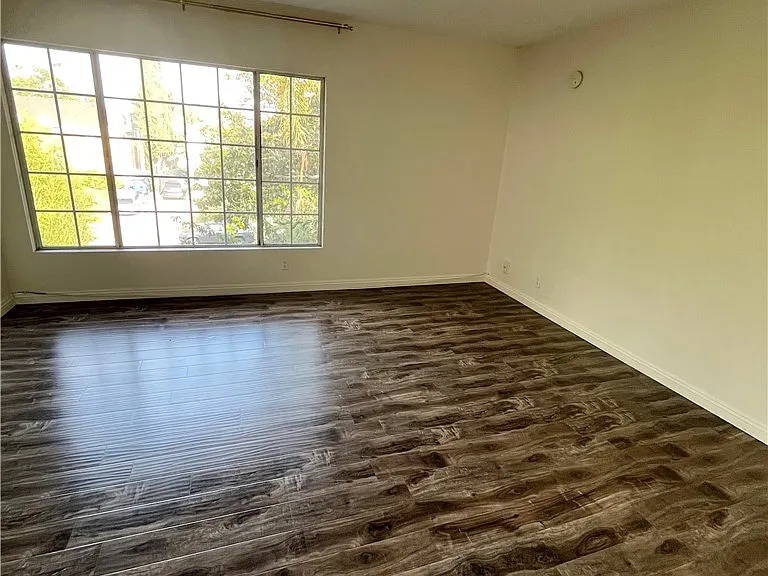 837 S Windsor Blvd #7 — Photo 18