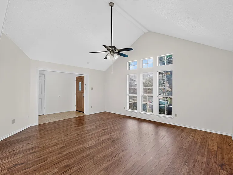 1426 Mapleview Dr — Photo 3