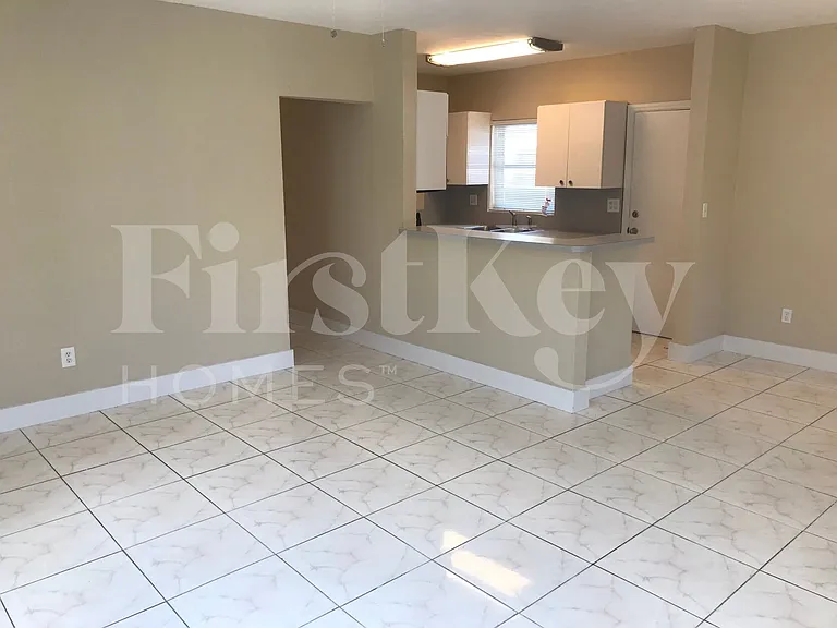 17470 NE 19th Ave — Photo 5